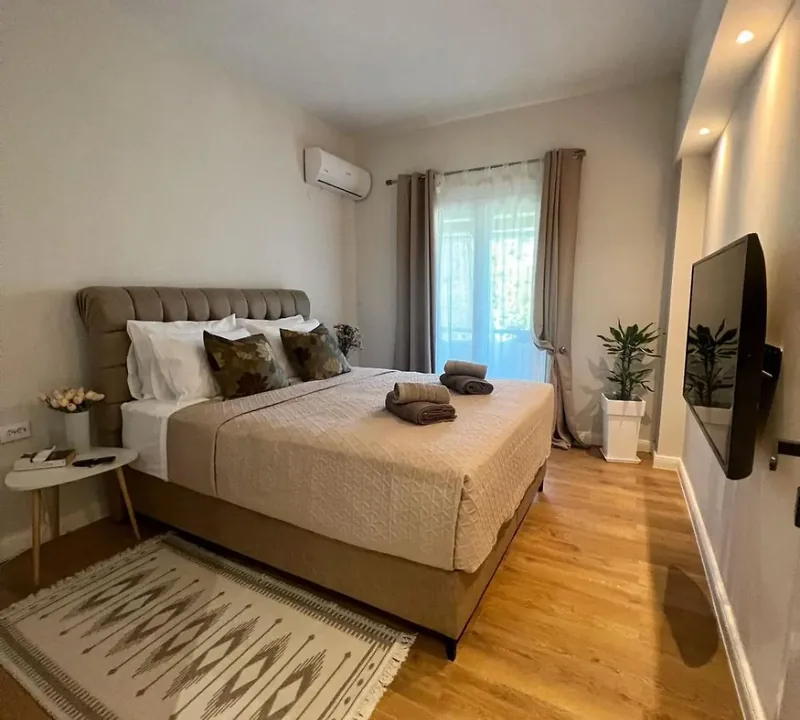 Air-conditioned bedroom with double bed and TV at Eda House