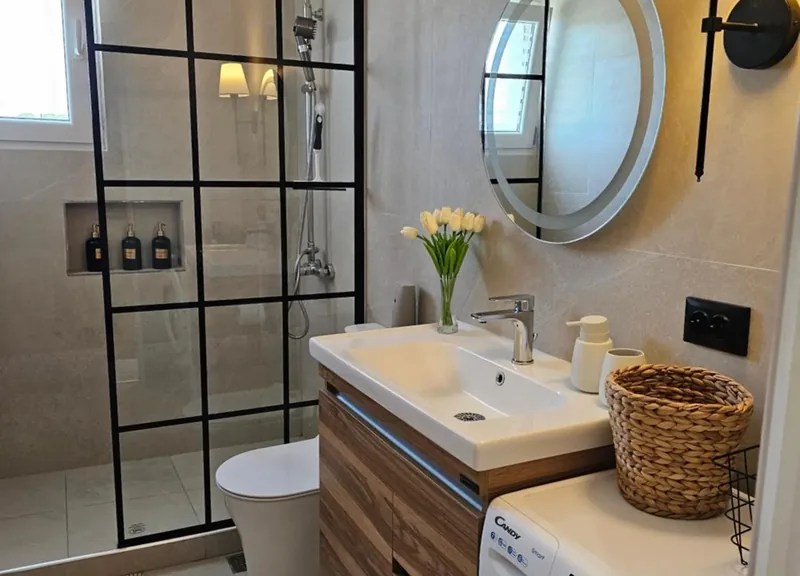 Bathroom with walk-in shower at Eda House